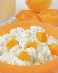fromage cottage avec plat diététique de fruits pour les paresseux