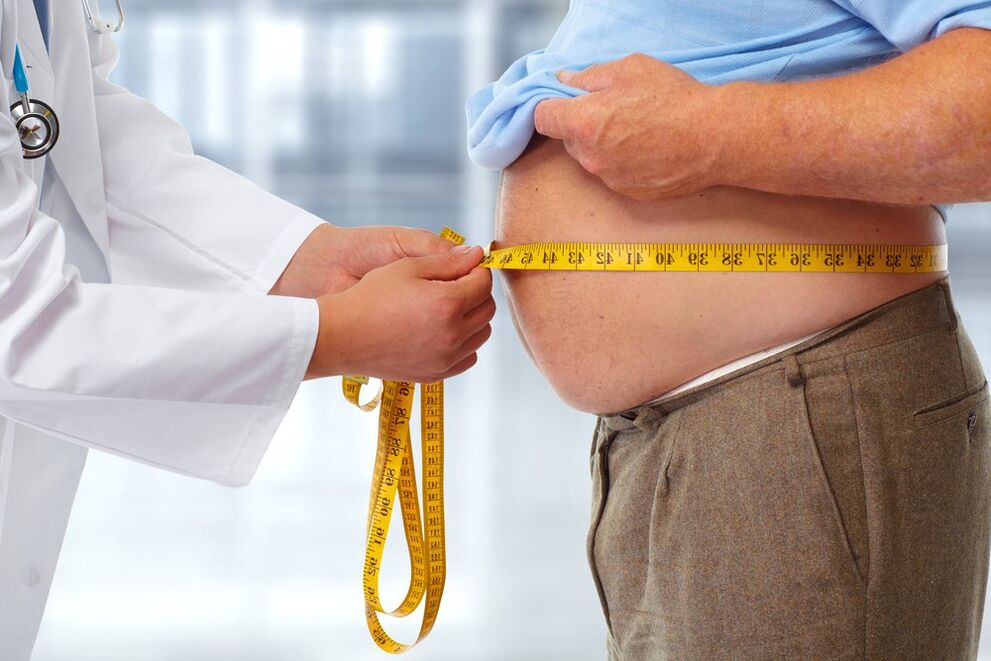 le médecin mesure la vie du patient au régime